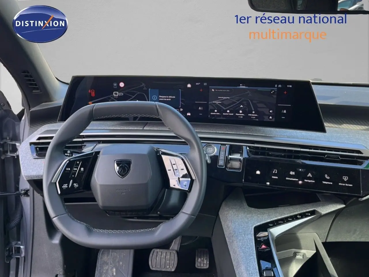 Vue intérieure du poste de conduite du Peugeot 5008 Hybrid 145ch Allure 2025, avec tableau de bord numérique et volant cuir gris anthracite.