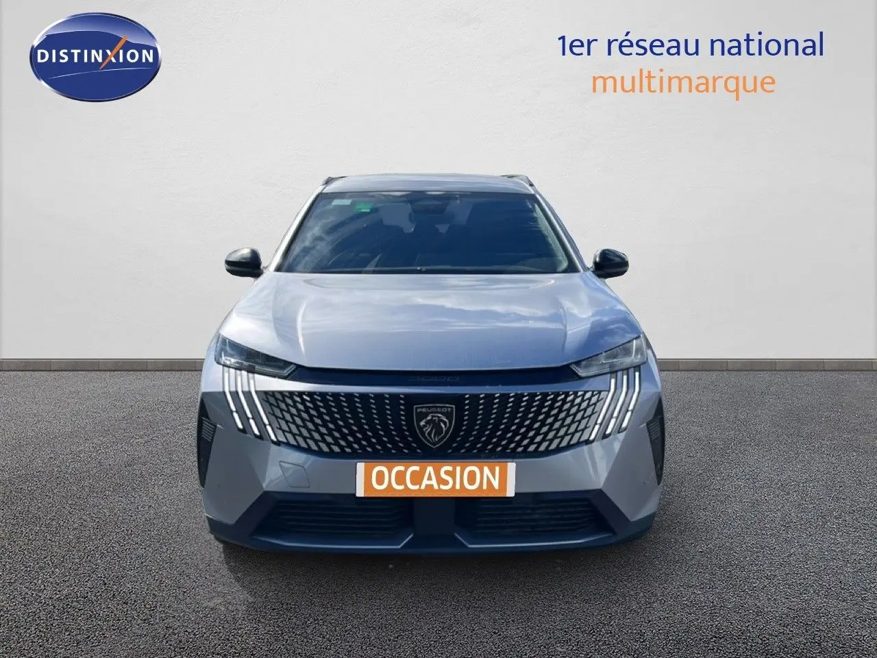 Vue avant du Peugeot 5008 Hybrid gris Artense métal avec calandre distinctive et feux LED en griffes.