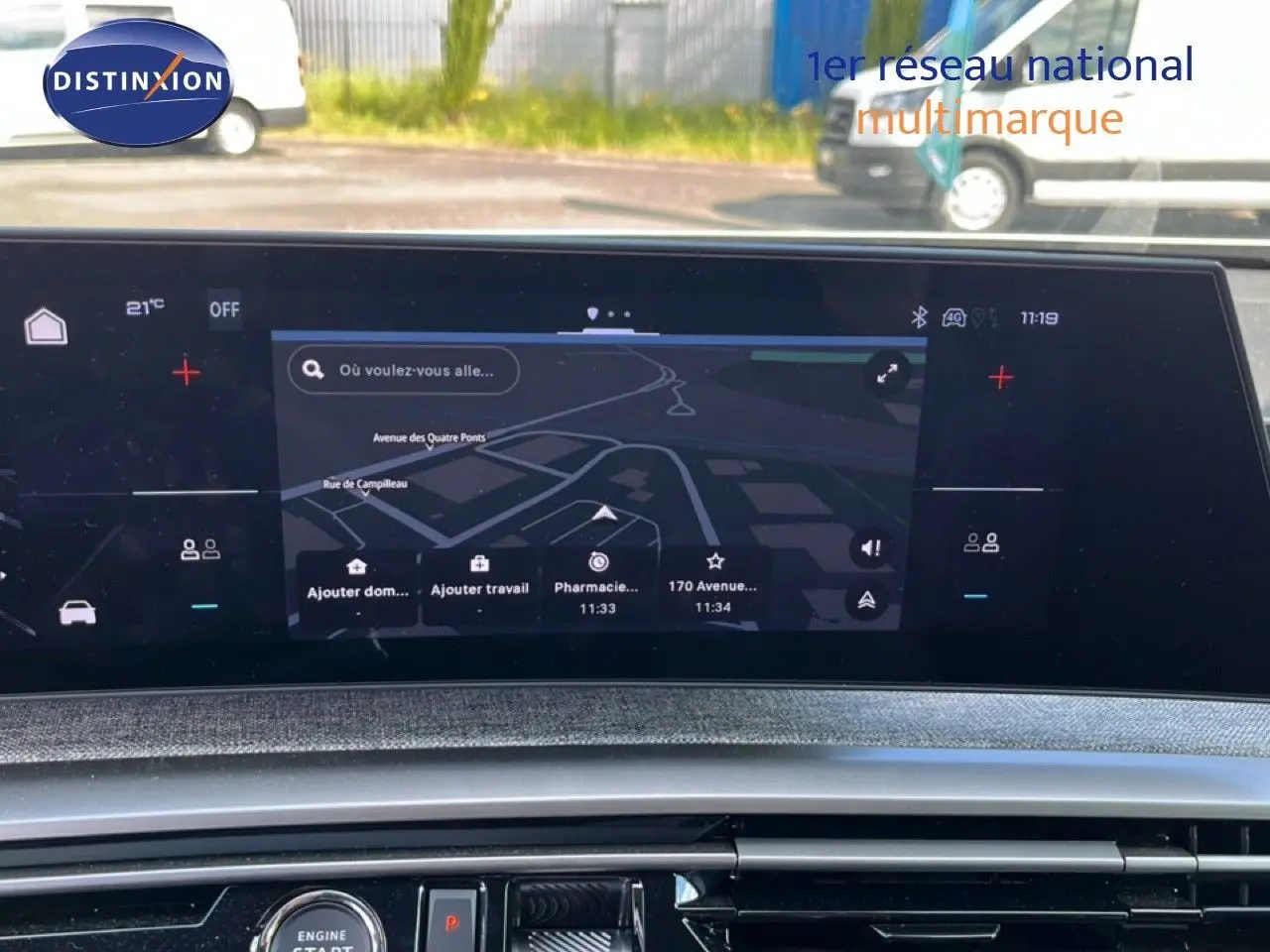 Vue rapprochée de l'écran tactile central du tableau de bord du Peugeot 5008 gris Artense, affichant la navigation GPS.