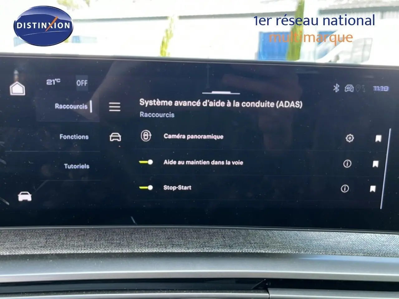 Écran tactile du système d’aide à la conduite dans l’habitacle du Peugeot 5008 gris Artense, vue frontale rapprochée.