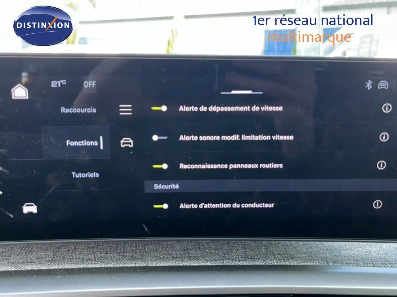 Écran tactile intérieur du Peugeot 5008 Hybrid 145ch Allure 2025 affichant les alertes de sécurité du véhicule.