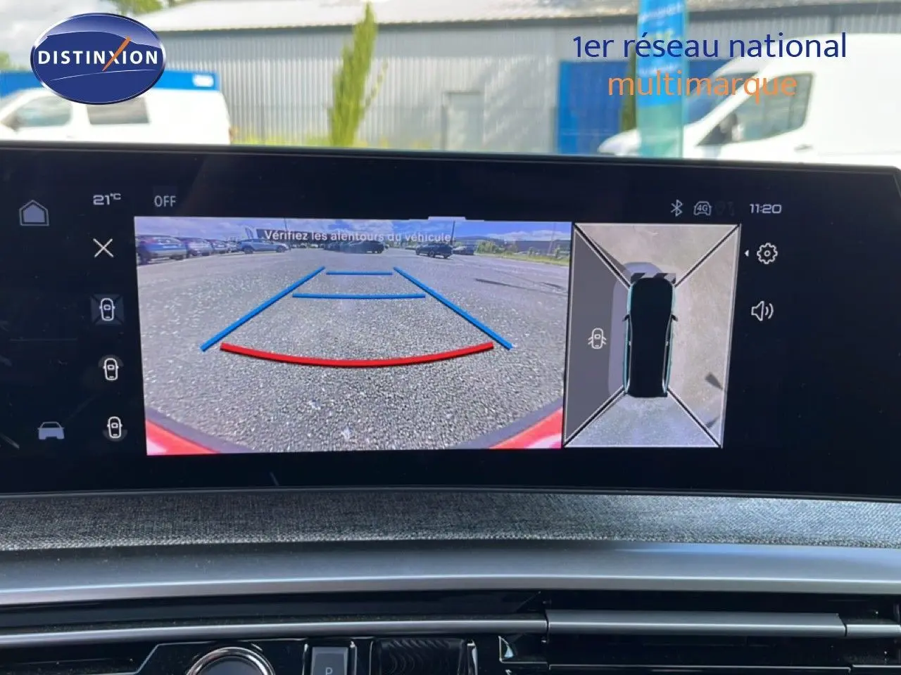 Écran multimédia du Peugeot 5008 gris Artense montrant la caméra de recul et la vue à 360° en intérieur.