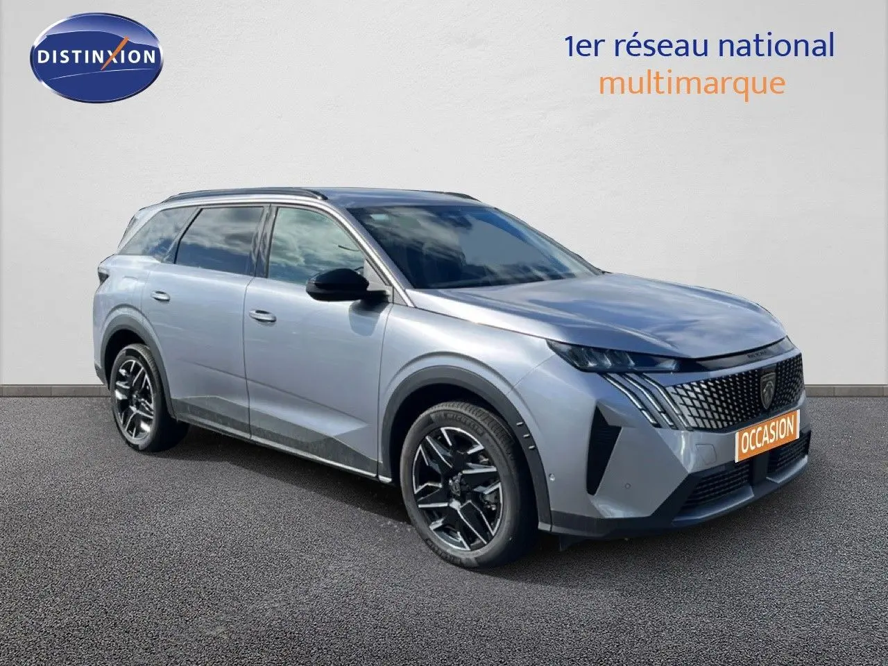 Peugeot 5008 Hybrid gris Artense métal en 3/4 avant droit, avec calandre distinctive et jantes noires.