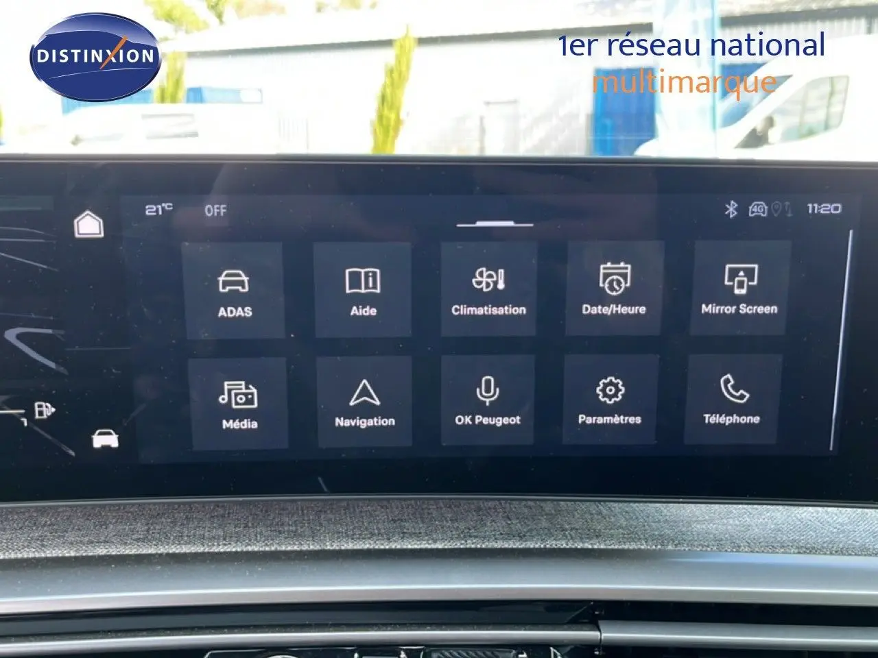 Écran tactile central du Peugeot 5008 gris Artense, affichant les options de navigation et climatisation.