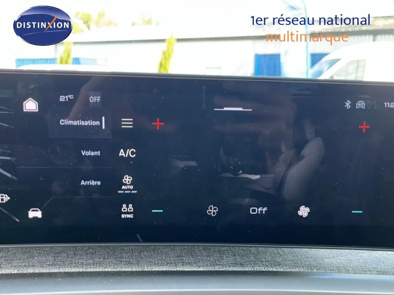 Écran tactile du tableau de bord du Peugeot 5008 gris Artense, affichant les réglages de climatisation intérieure.