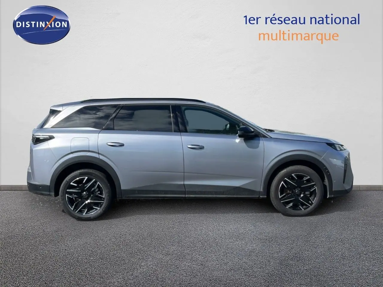 Peugeot 5008 Hybrid gris Artense métal en profil droit, soulignant ses jantes noires et lignes modernes.