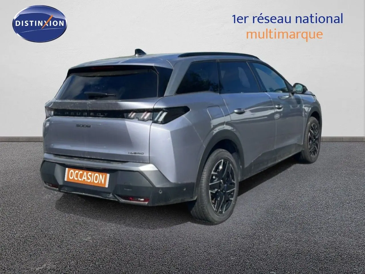 Vue 3/4 arrière droite du Peugeot 5008 Hybrid gris Artense métal avec jantes noires et vitres teintées.