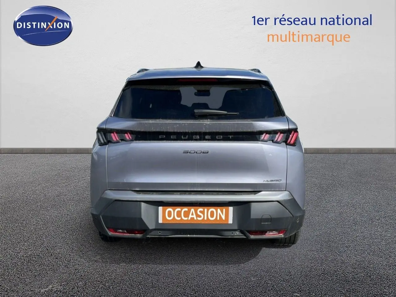 Vue arrière d'un Peugeot 5008 gris Artense métal hybride 2025 avec feux LED caractéristiques et plaque "OCCASION".