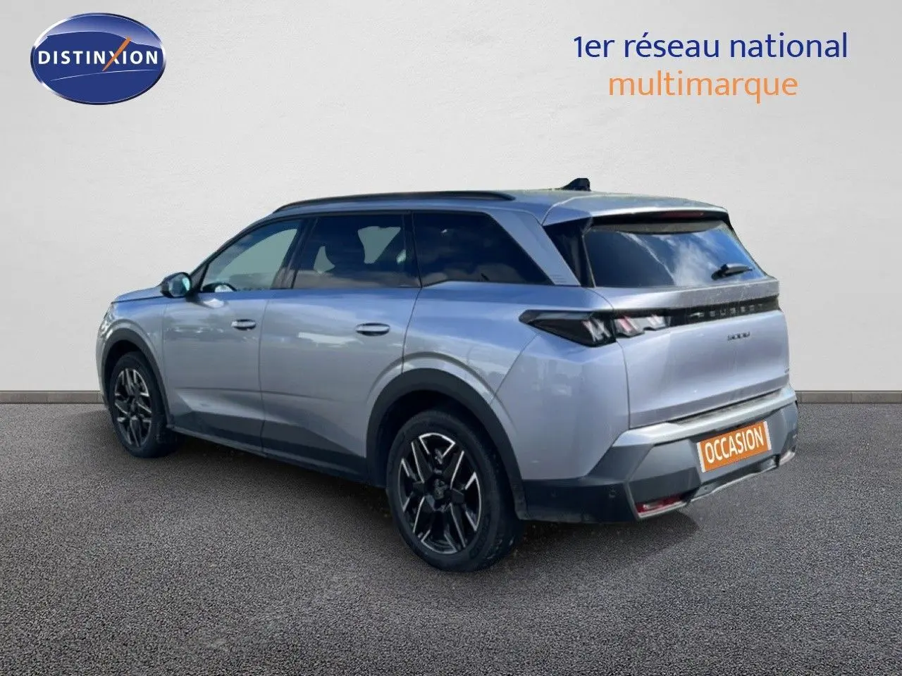 Peugeot 5008 Hybrid gris Artense métal en 3/4 arrière droit, avec jantes noires et toit panoramique.