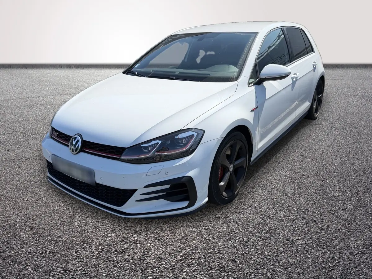 Volkswagen Golf GTI Performance blanche vue en 3/4 avant droit avec jantes noires et calandre rouge.
