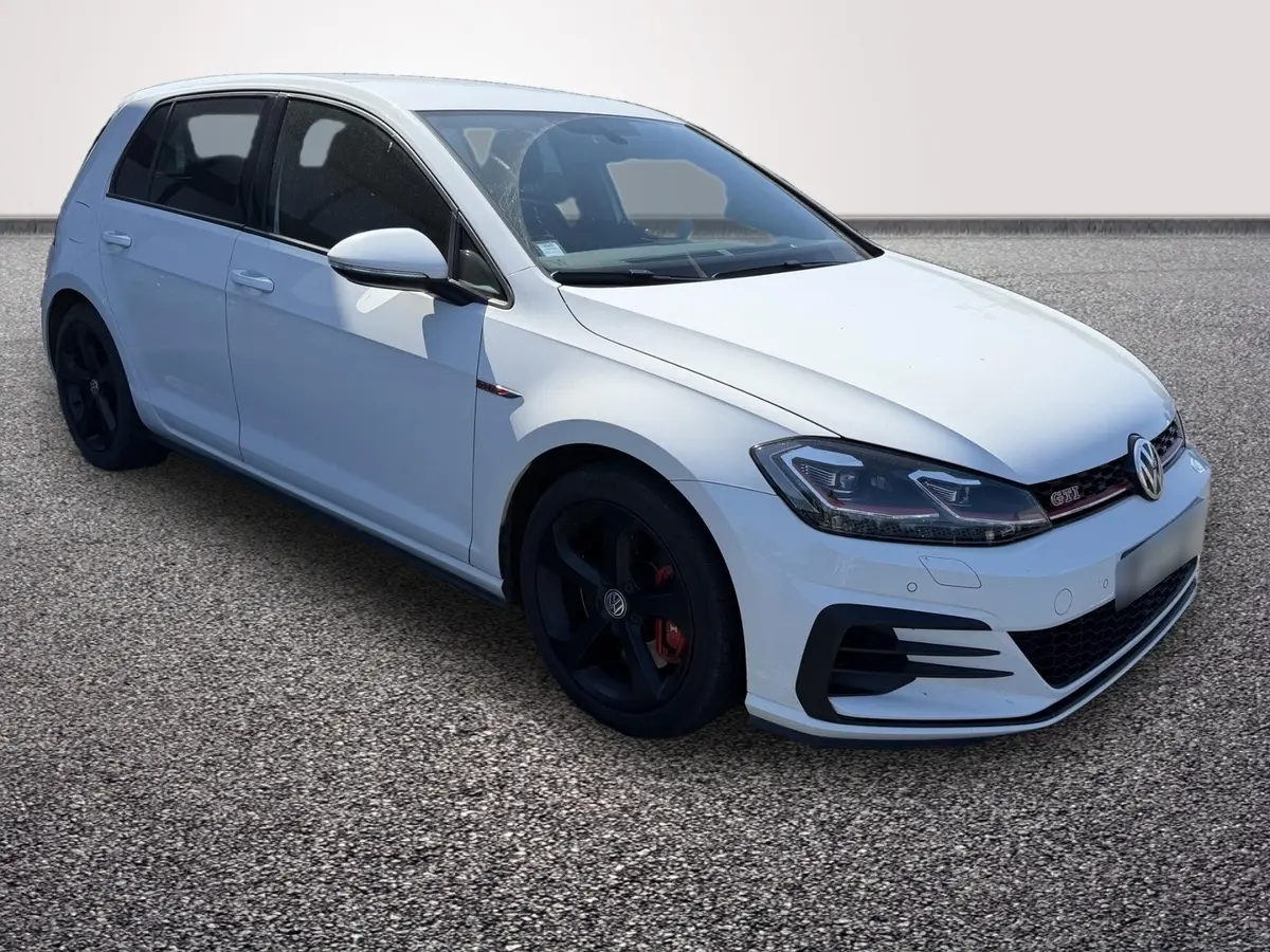 Volkswagen Golf GTI Performance blanche vue en 3/4 avant droit avec jantes noires et détails rouges.