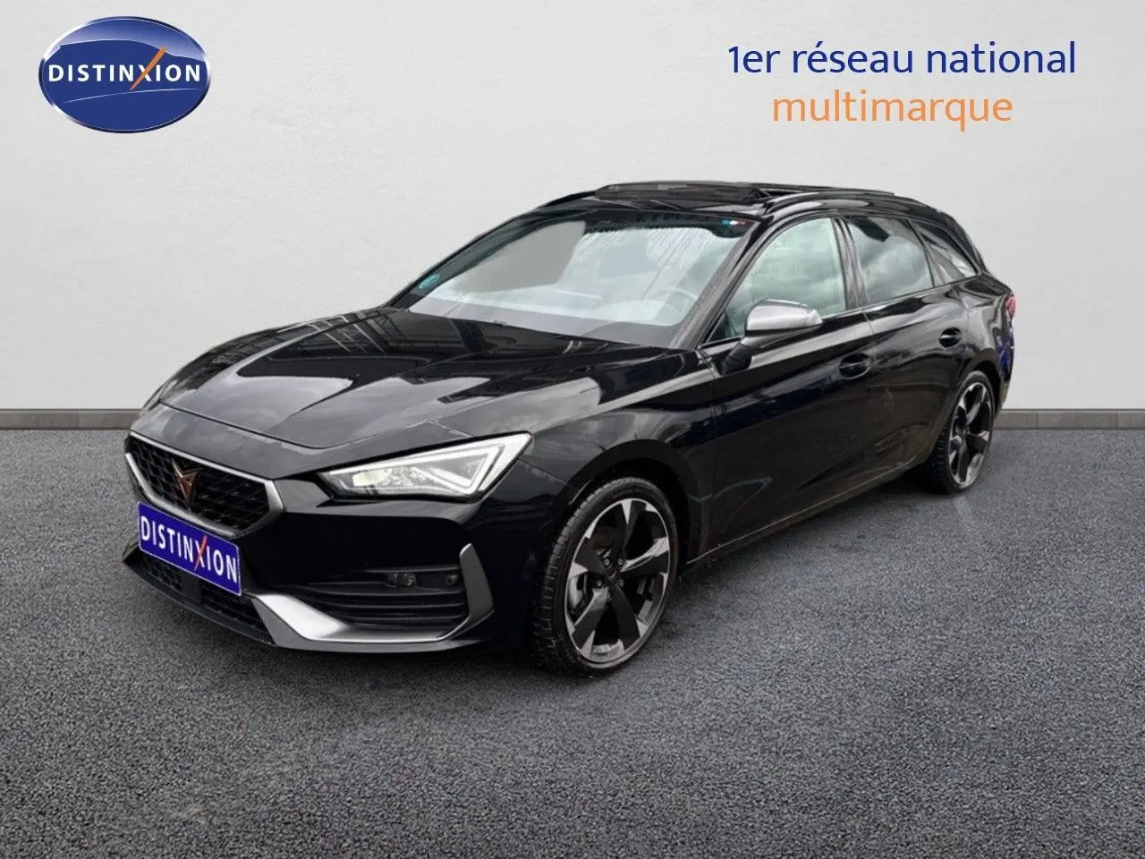 Vue 3/4 avant droite d'une CUPRA LEON ST 2024 noir Midnight Metal avec jantes bi-ton et calandre marquée.
