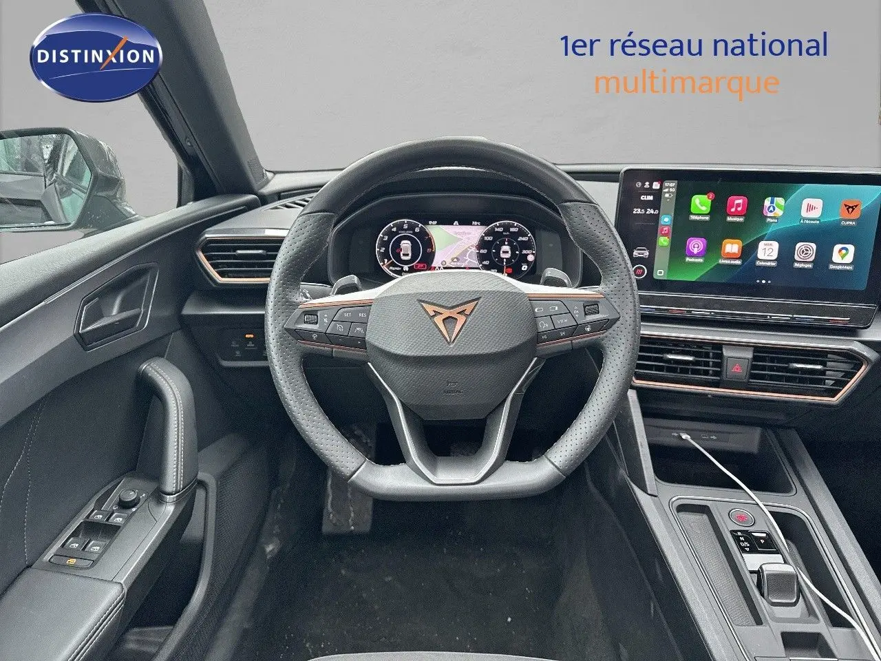 Vue intérieure centrée sur le volant et tableau de bord numérique du CUPRA LEON ST 2024 en noir Midnight Metal.
