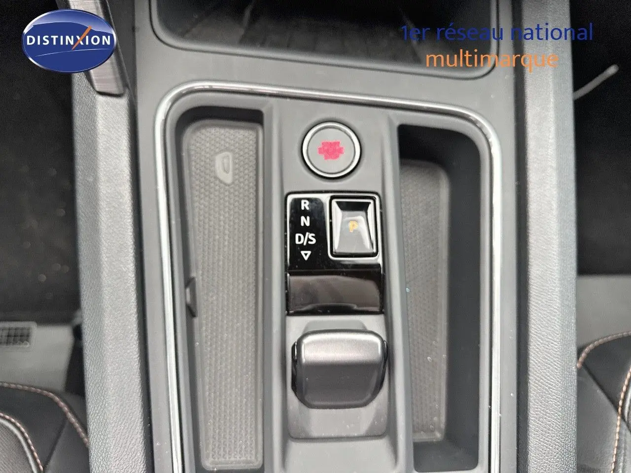Gros plan sur la console centrale de la CUPRA LEON ST 2024 noire, mettant en valeur la commande de boîte automatique et le bouton start-stop.