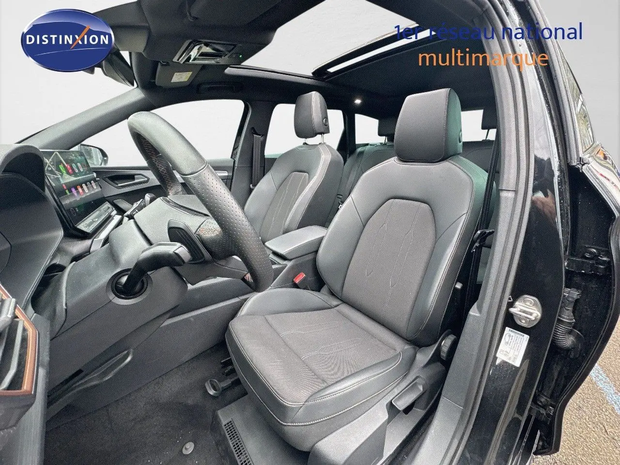 Intérieur avant droit d'une CUPRA LEON ST 2024 noir Midnight Metal avec sièges en cuir noir et toit ouvrant panoramique.