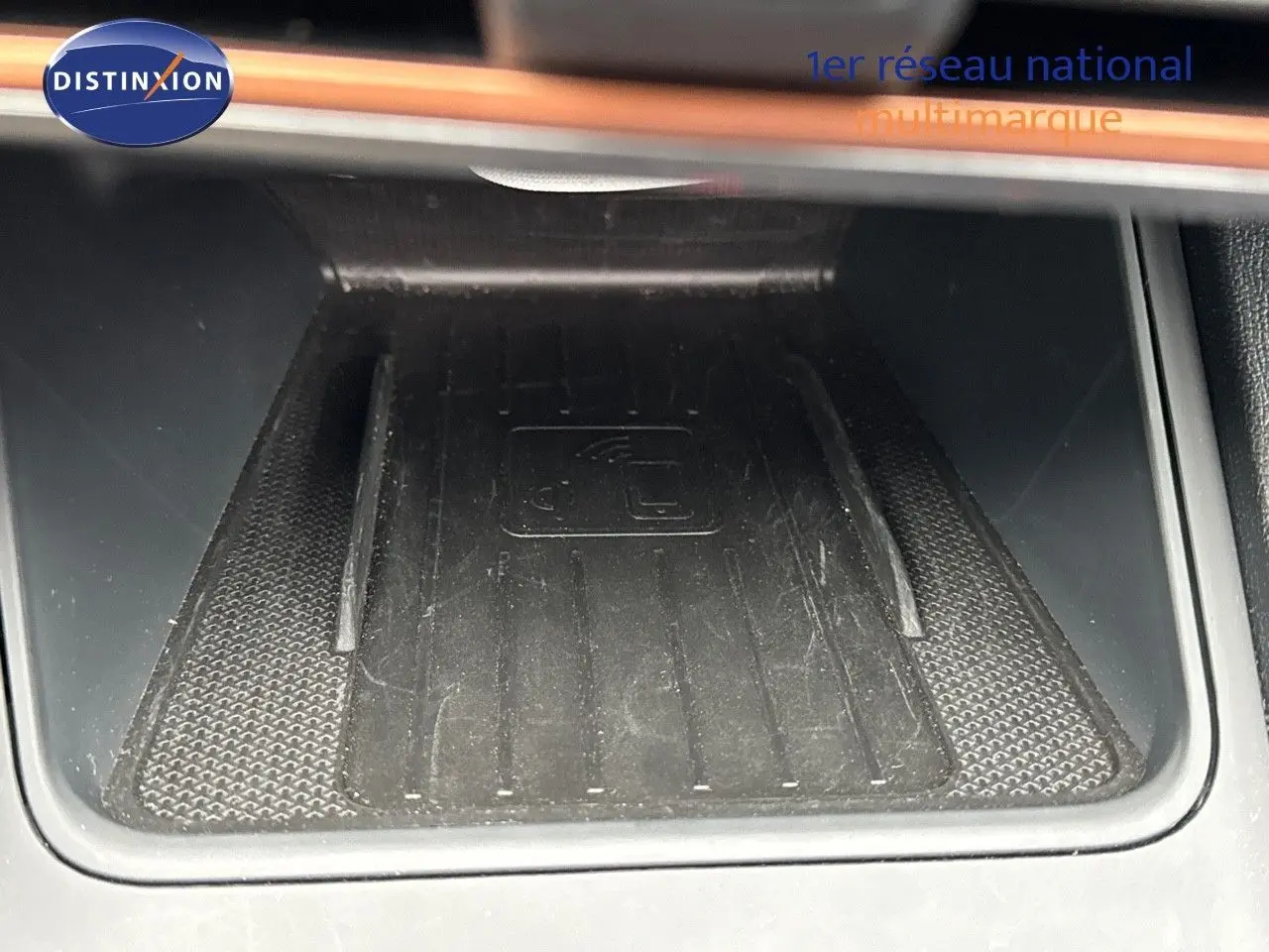 Plateau de recharge sans fil dans l'habitacle noir cuir de la CUPRA LEON ST 2024, vue rapprochée centrale.
