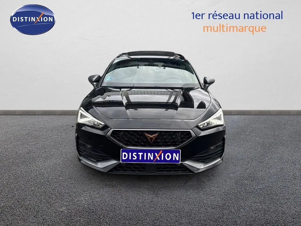 Vue frontale d'une CUPRA LEON ST 2024 noire Midnight Metal avec calandre distinctive et phares LED anguleux.