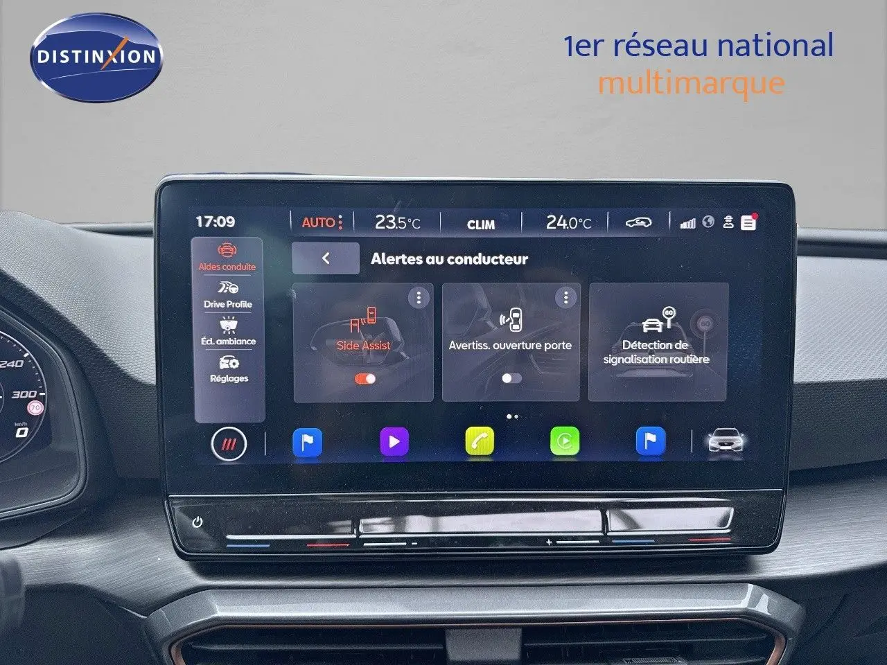 Écran tactile central affichant les alertes au conducteur dans le tableau de bord d'une CUPRA LEON ST noire.