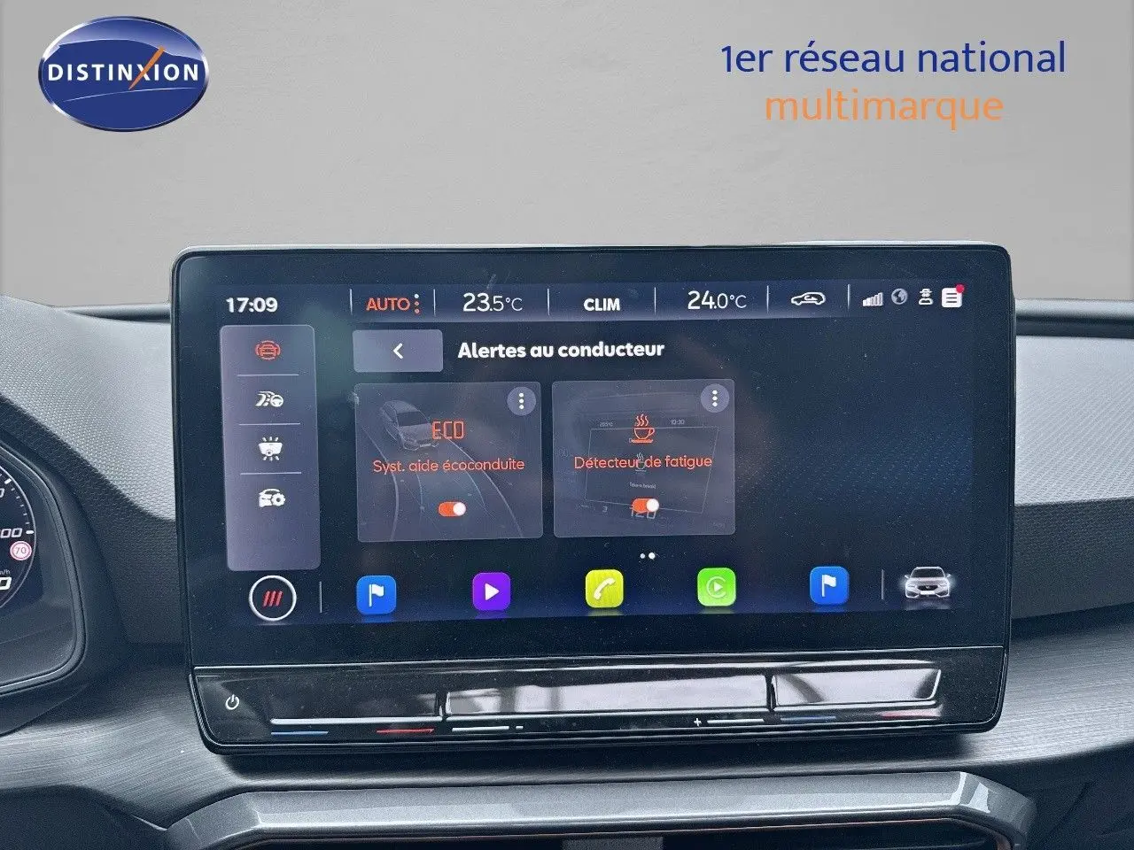 Écran tactile central de la CUPRA LEON ST 2024 affichant les alertes au conducteur et la climatisation.
