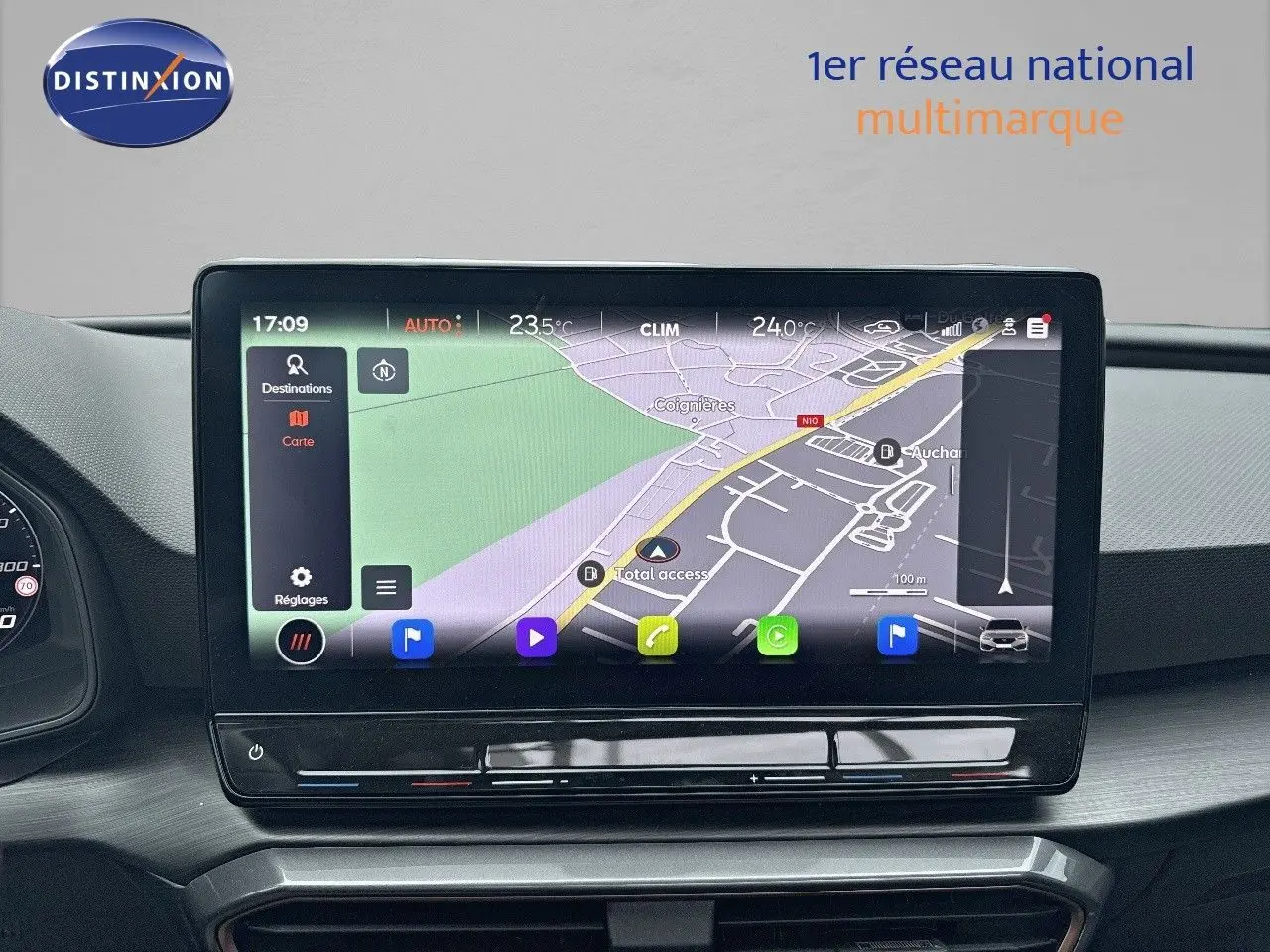 Écran tactile central affichant la navigation GPS dans l'habitacle d'une CUPRA LEON ST noire 2024.
