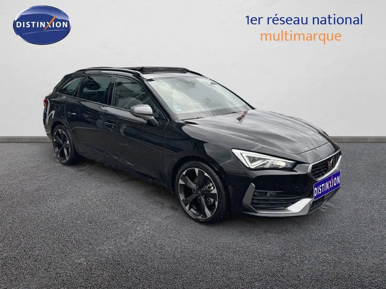 Vue 3/4 avant droite d'une CUPRA LEON ST noire Midnight Metal avec jantes bi-ton et calandre distinctive.