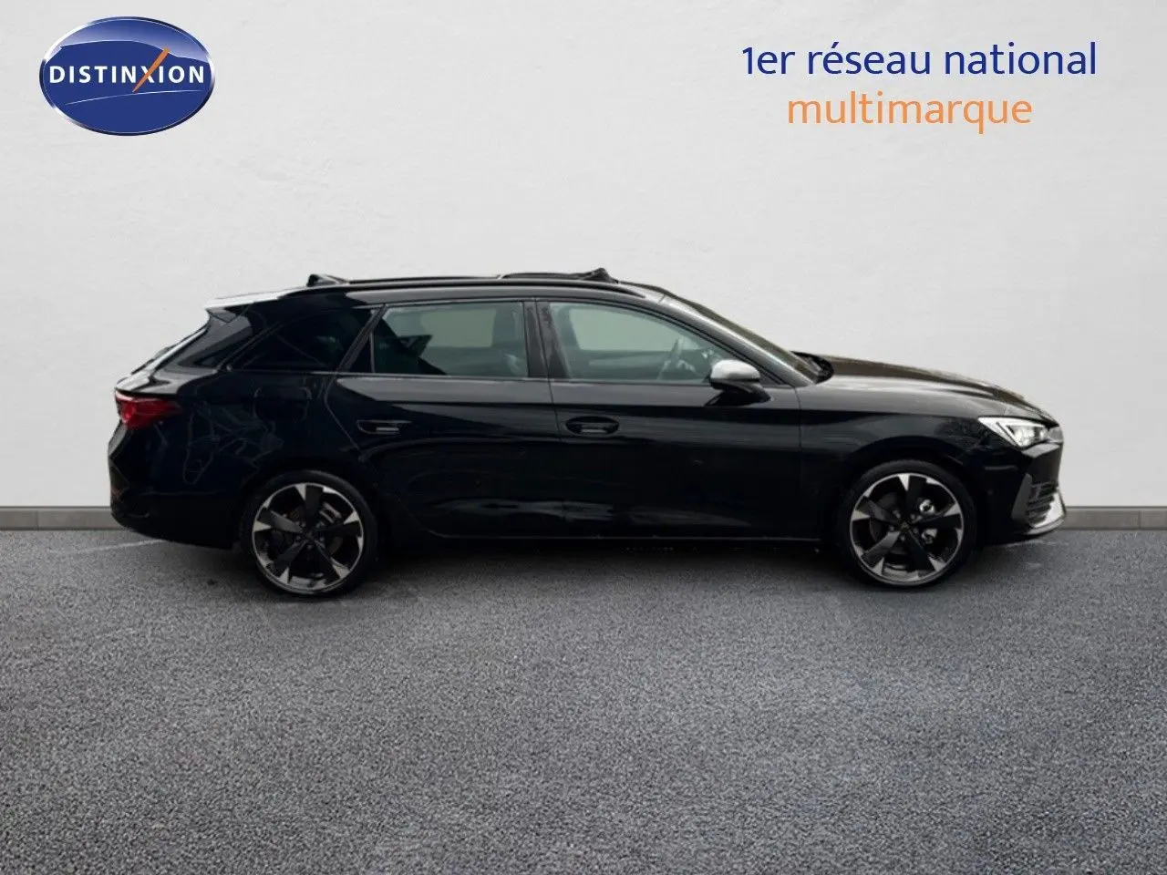 Profil côté gauche d'une CUPRA LEON ST 2024 noir Midnight Metal, break élégant avec jantes bi-ton et toit ouvrant.