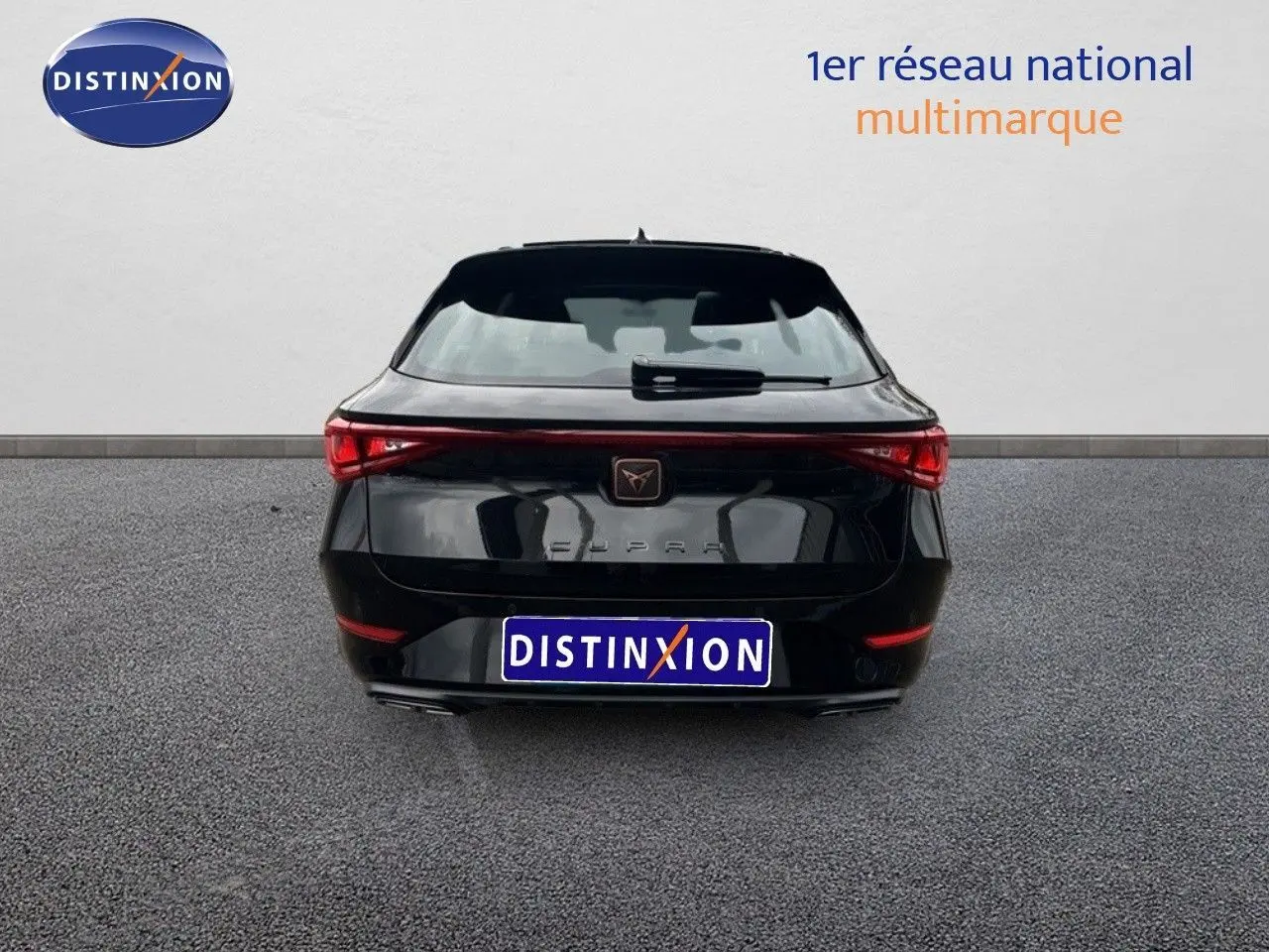 Vue arrière d'une CUPRA LEON ST 2024 noire Midnight Metal avec feux LED et logo distinctif au centre du hayon.