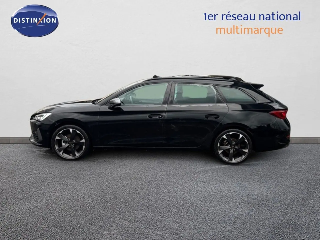Profil côté gauche de la CUPRA LEON ST 2024 en noir Midnight Metal avec jantes bi-ton et lignes élégantes.