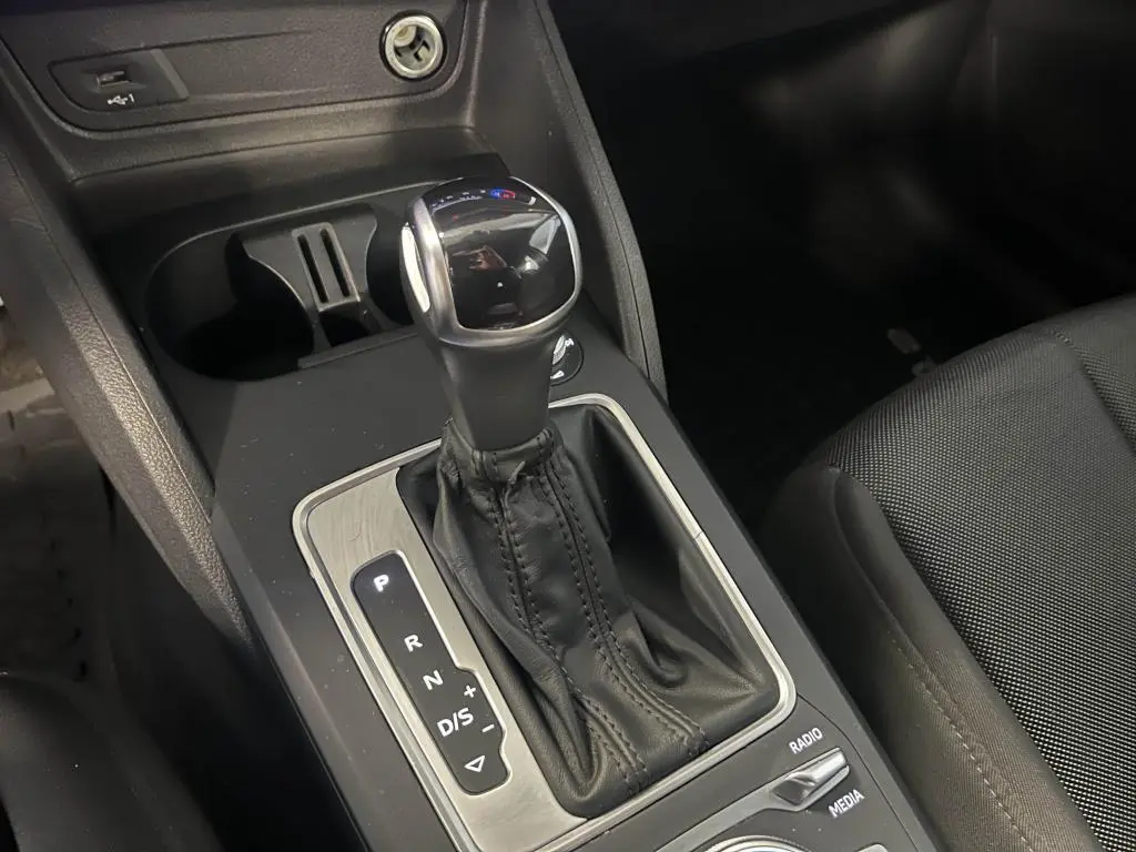 Le levier de vitesses automatique noir de l'Audi Q2 2022 vu en gros plan côté console centrale.