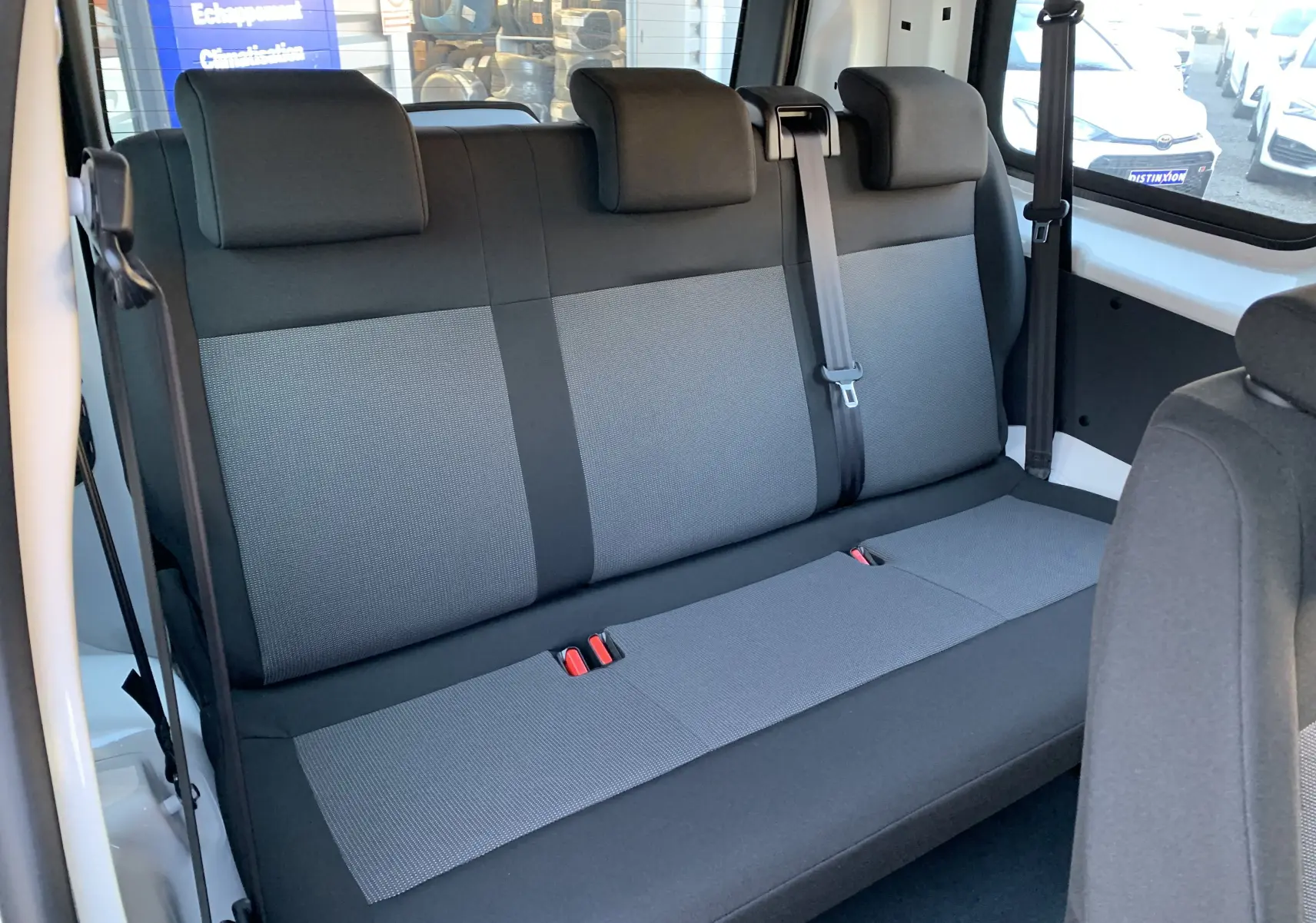 Banquette arrière en tissu gris et noir du Fiat Scudo Combi électrique 2022, vue de côté droit intérieur.