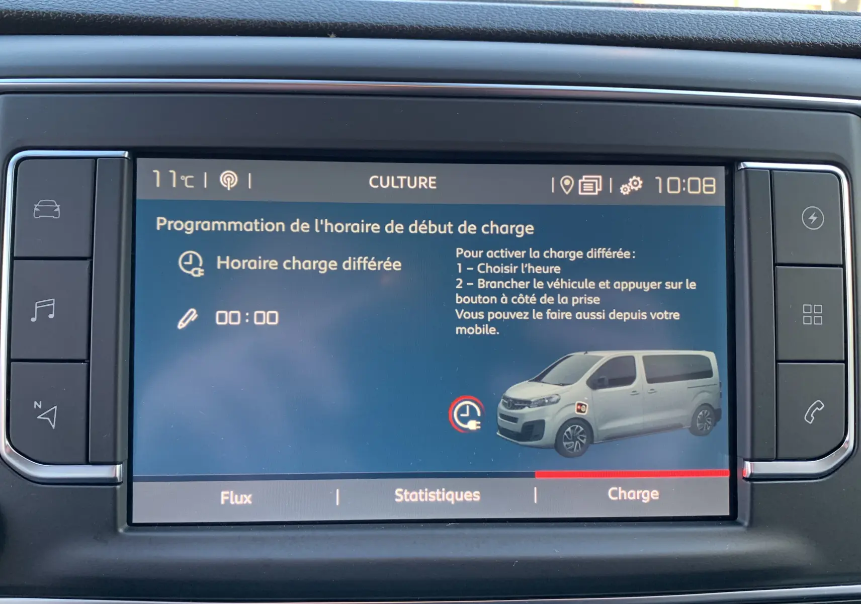 Écran tactile intérieur montrant la programmation de charge différée du FIAT Scudo Combi blanc en vue 3/4 avant droite.