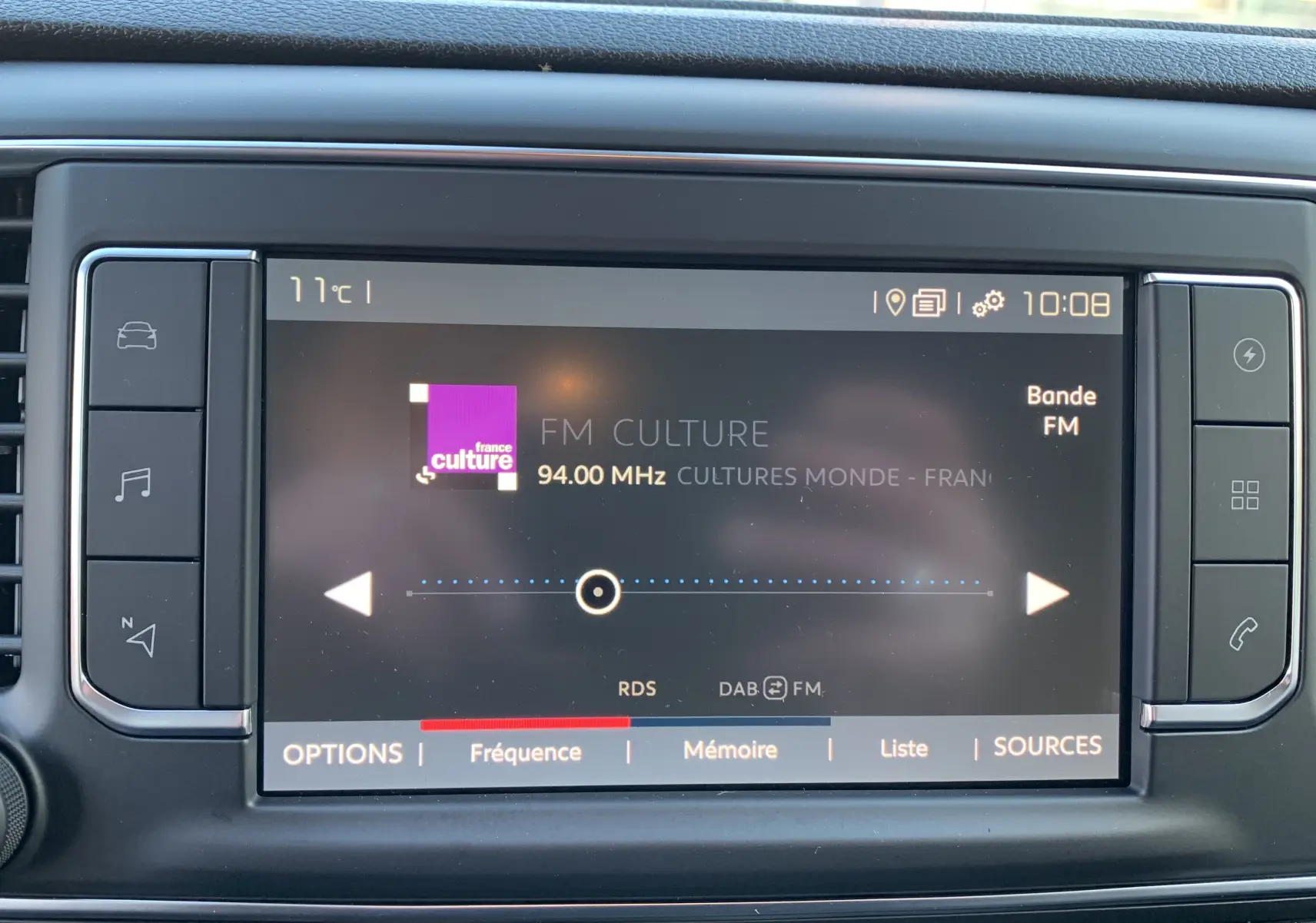 Écran tactile central du tableau de bord du Fiat Scudo Combi blanc, affichant la radio FM à 94 MHz, vue frontale rapprochée.