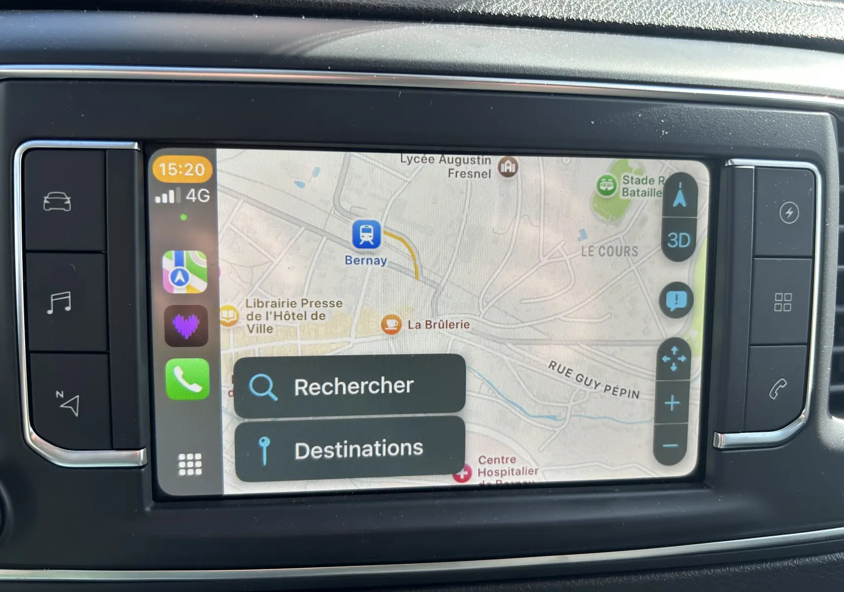 Écran tactile central du Fiat Scudo Combi blanc 2022 montrant le GPS avec options de recherche et destinations.