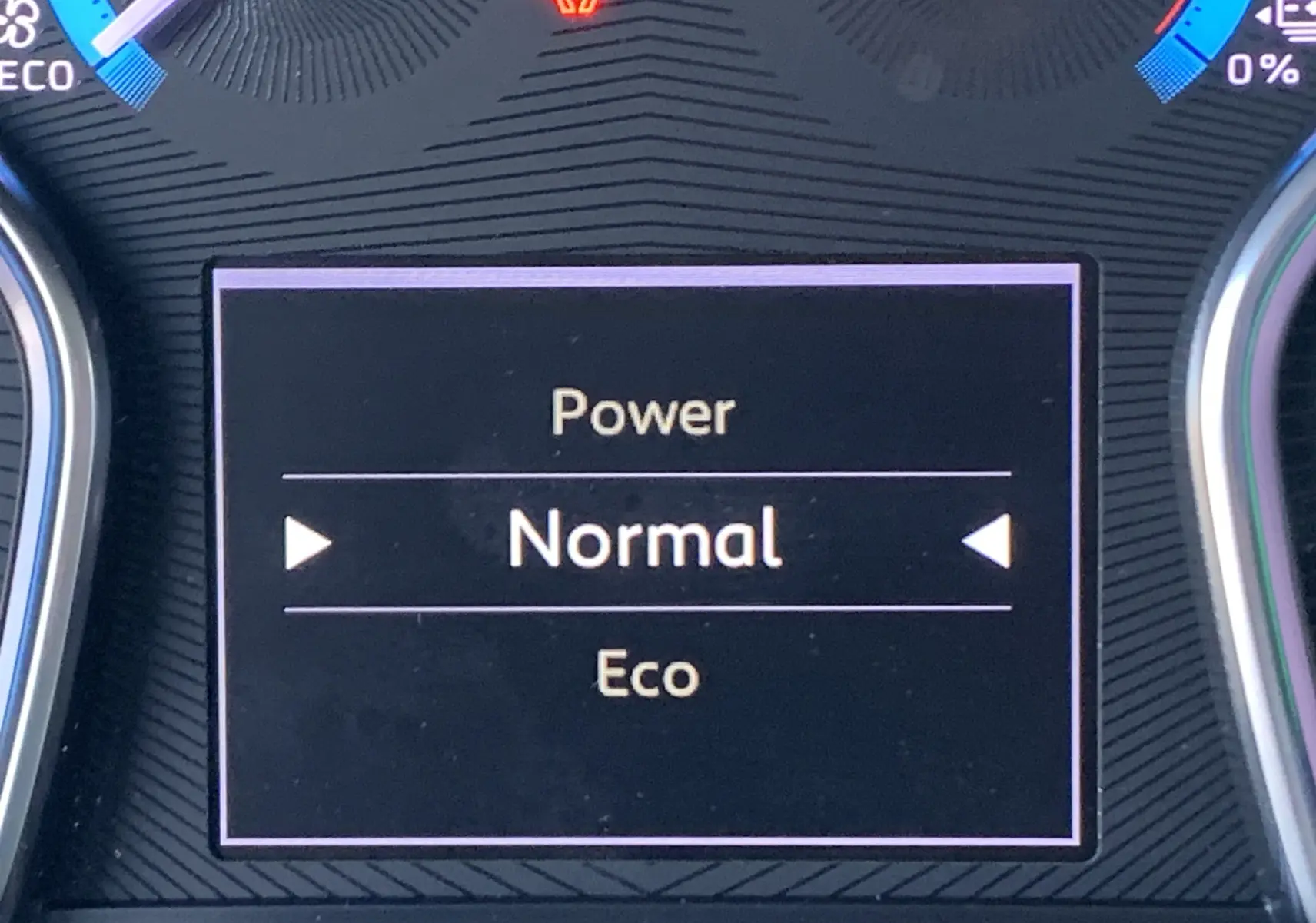 Affichage du mode de conduite "Normal" sur le tableau de bord numérique du FIAT Scudo Combi électrique blanc, 2022.