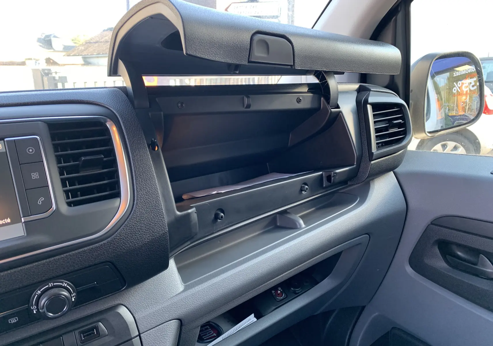 Intérieur du Fiat Scudo Combi 2022, vue sur la boîte à gants ouverte côté passager avec tableau de bord gris et noir.