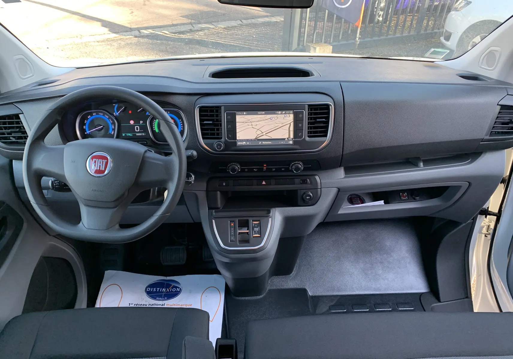 Tableau de bord et volant du Fiat Scudo Combi blanc 2022, vue intérieure frontale avec écran tactile et commandes numériques.