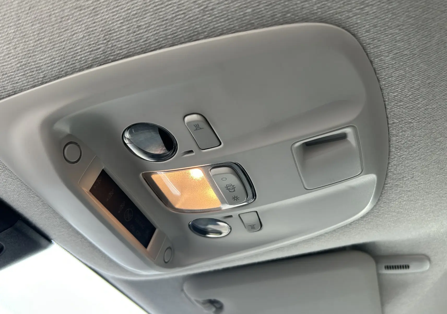 Plafonnier intérieur avec éclairage allumé et commandes de lumière dans un Fiat Scudo Combi blanc électrique 2022.