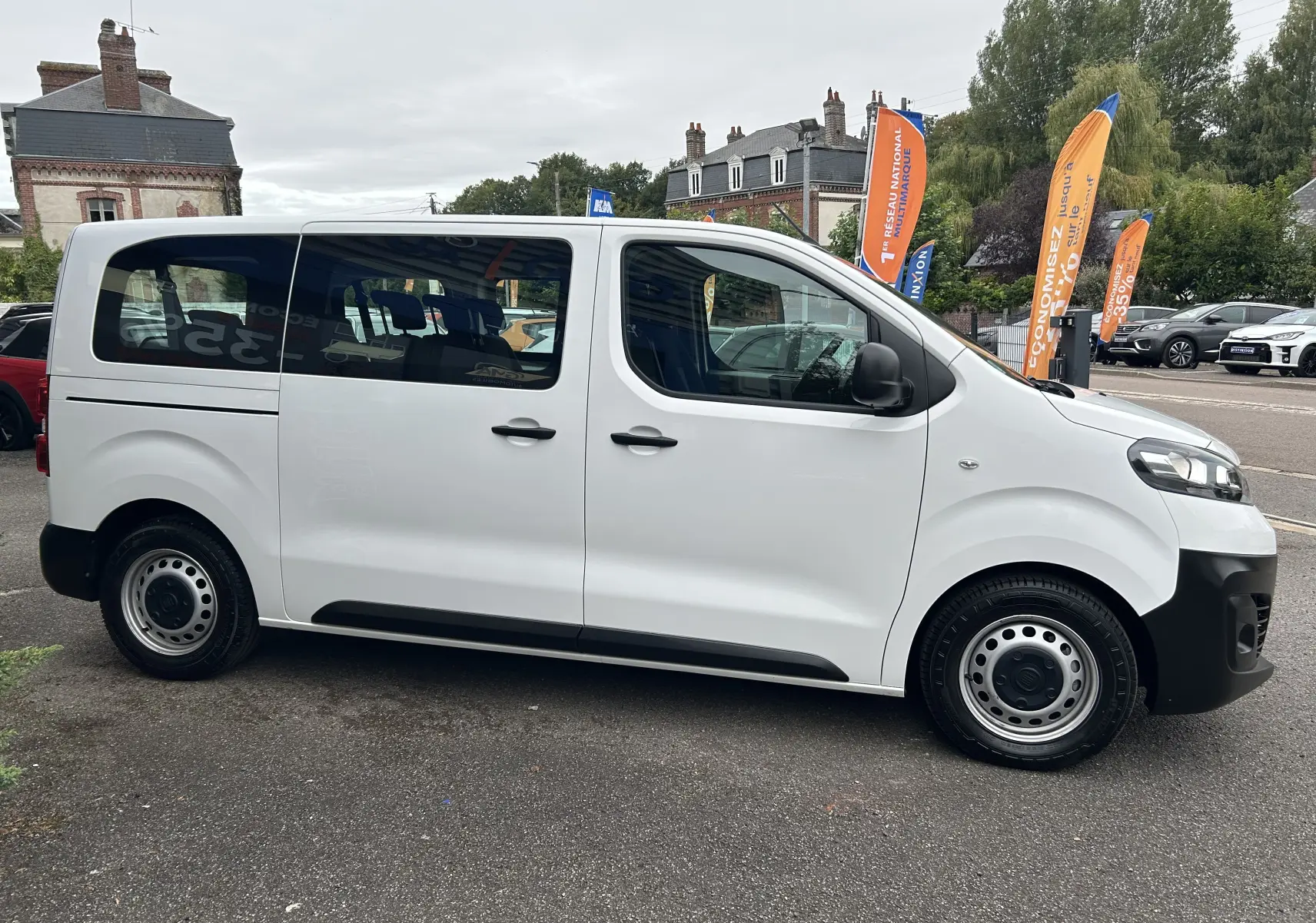 Vue latérale droite d'un FIAT Scudo Combi électrique blanc 2022, avec cinq portes et vitres teintées.