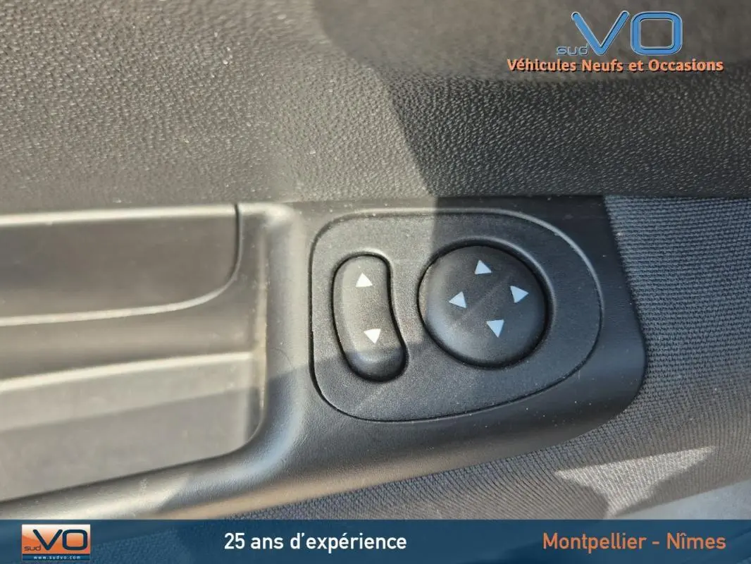 Commande de réglage des rétroviseurs sur la porte côté gauche d'une Fiat 500C noire 2024 avec roue de secours