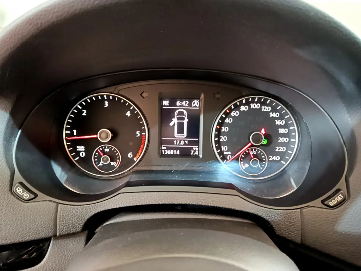 Vue rapprochée du tableau de bord du Volkswagen Sharan marron, affichant compte-tours, vitesse et écran central numérique.