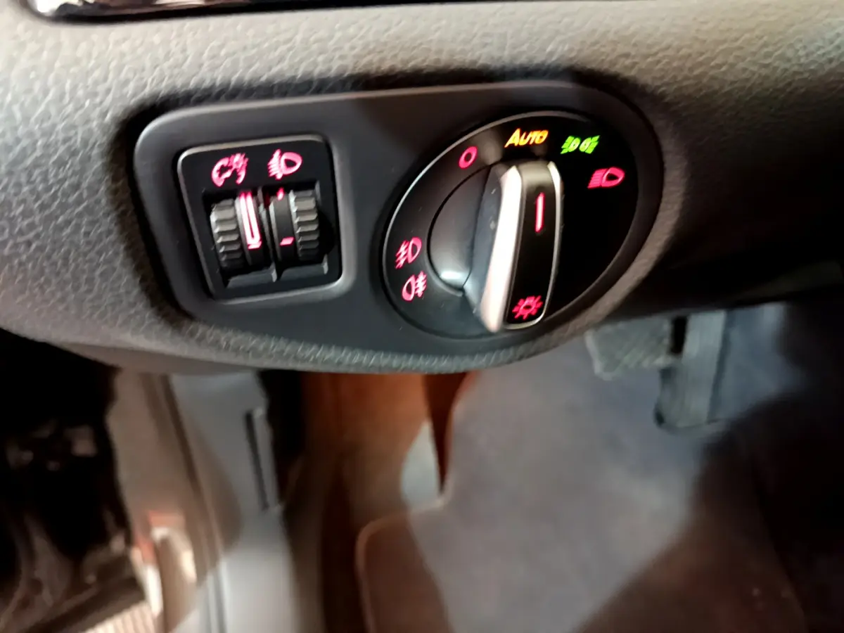 Gros plan sur les commandes d’éclairage du tableau de bord du Volkswagen Sharan 2017, côté gauche du conducteur.