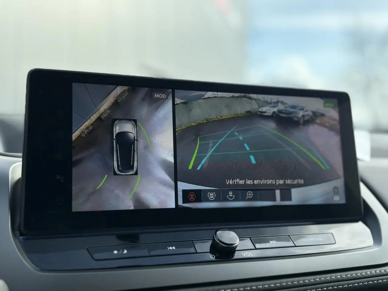 Écran tactile intérieur affichant la caméra 360° et la vue arrière du Nissan Qashqai blanc nacré.