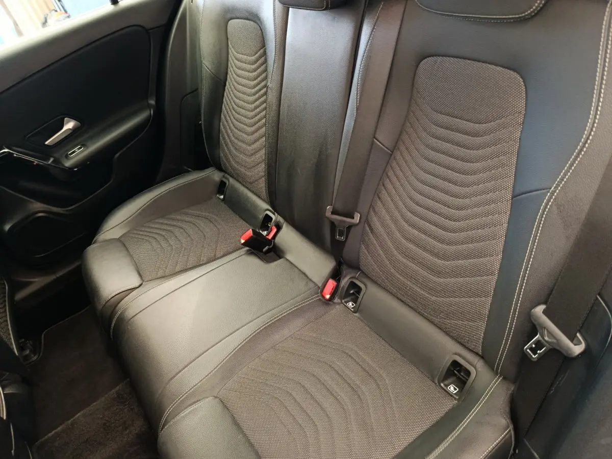 Vue rapprochée de la banquette arrière noire en tissu et cuir de la Mercedes Classe A 180 Business Line 2020.
