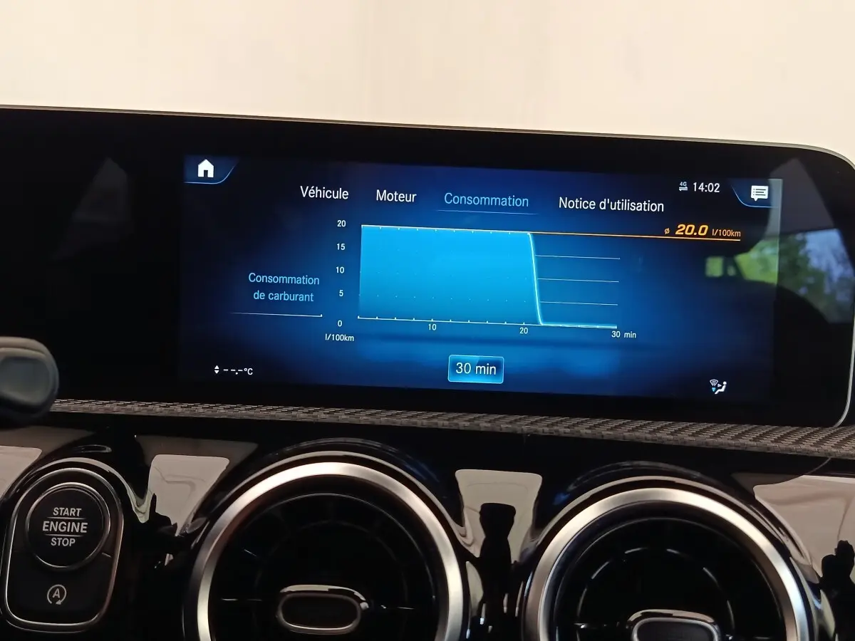 Écran tactile du tableau de bord de la Mercedes Classe A 180 Business Line 2020 avec affichage consommation carburant.