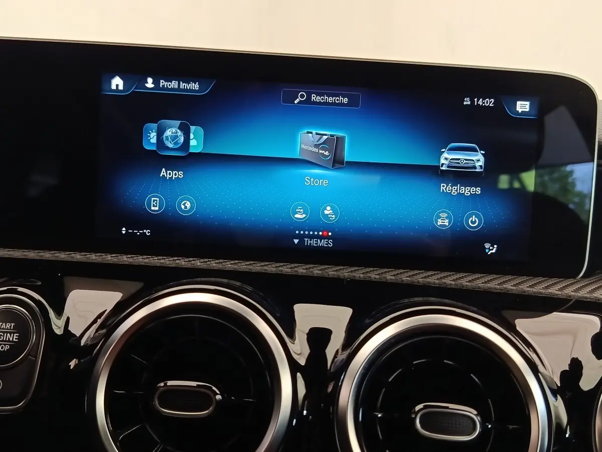 Écran tactile central de la Mercedes Classe A 180 Business Line 2020 avec commandes et aérateurs ronds chromés.