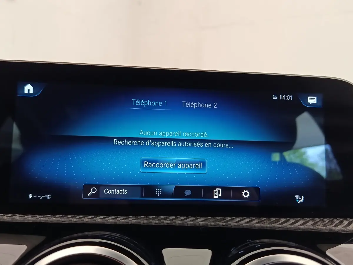 Écran tactile central de la Mercedes Classe A 180 Business Line 2020 affichant le menu de connexion Bluetooth.