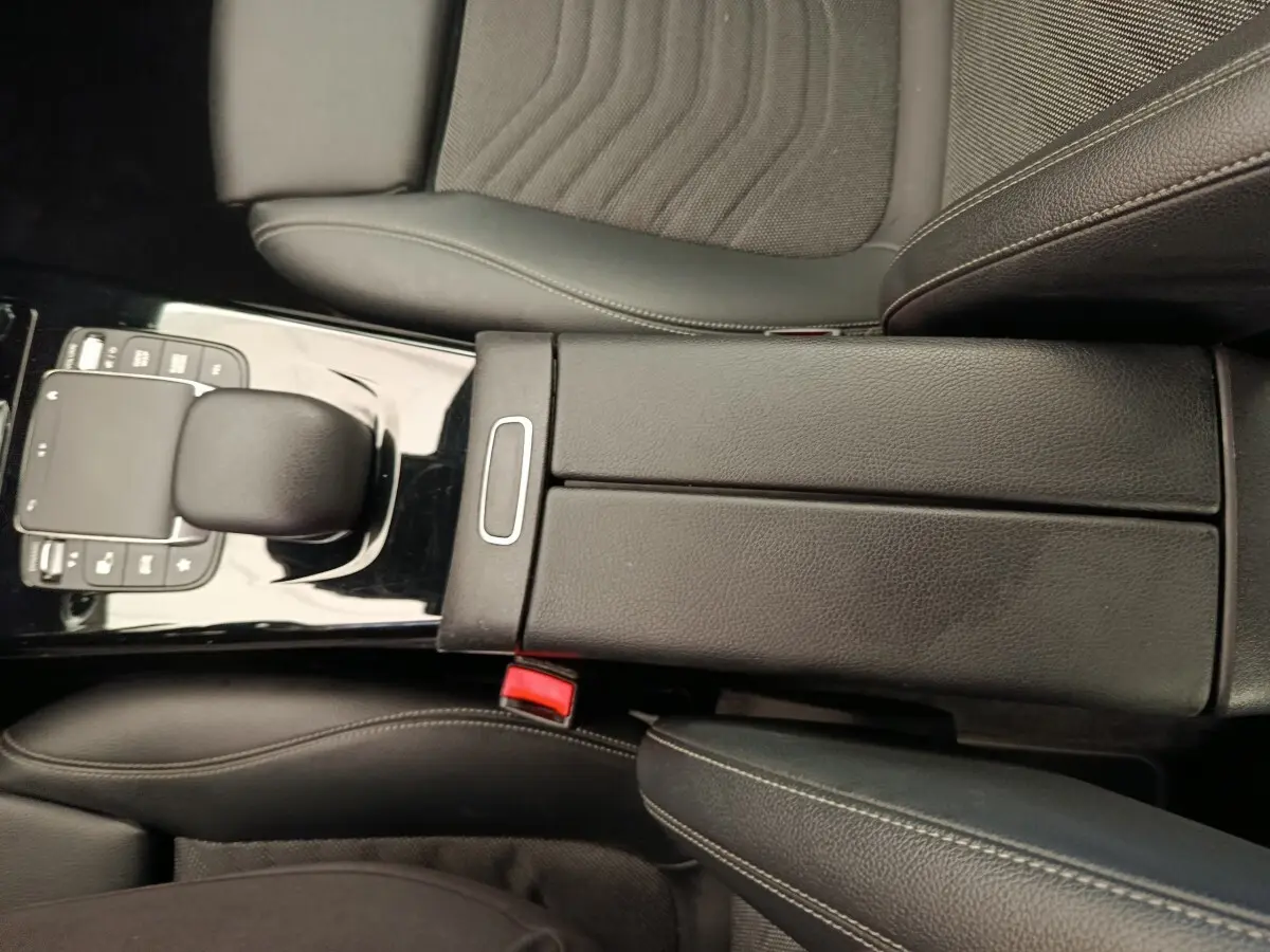 Vue rapprochée de la console centrale noire et levier de vitesse de la Mercedes Classe A A 180 Business Line 2020.