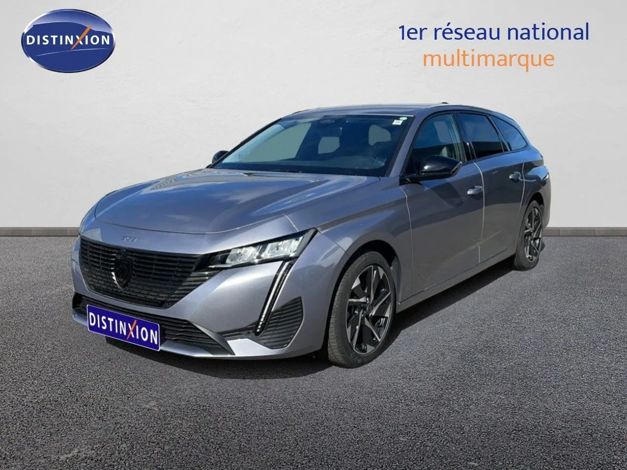 Peugeot 308 SW gris Artense métal vue 3/4 avant droit, mettant en valeur ses optiques LED et jantes alliage.