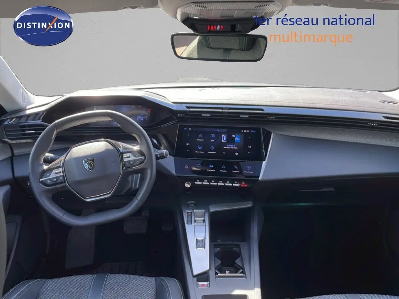 Intérieur de la Peugeot 308 SW Hybrid 2025, vue frontale du tableau de bord avec écran tactile et volant cuir gris noir.