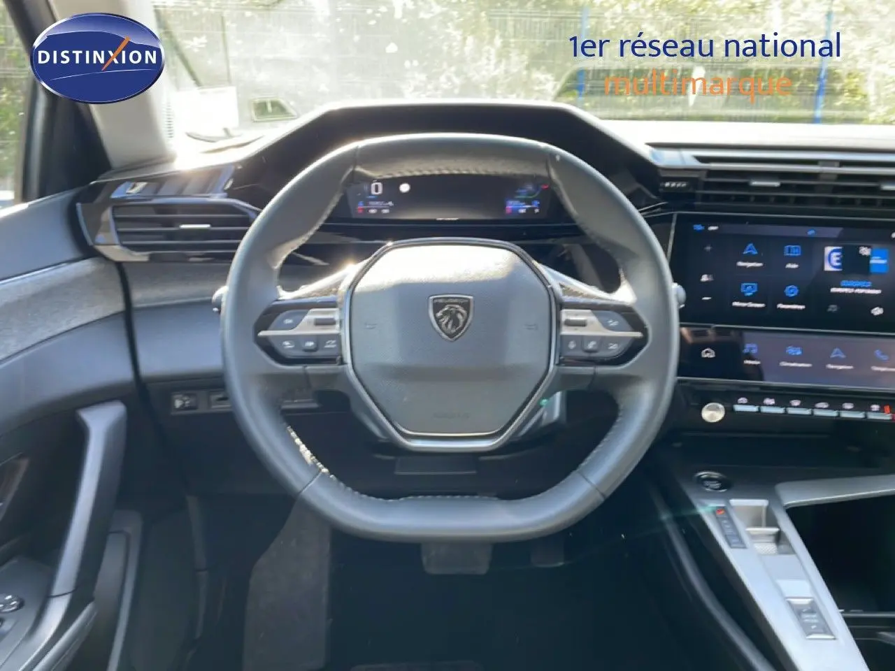 Vue intérieure centrée sur le volant cuir et tableau de bord numérique de la Peugeot 308 SW gris Artense 2025.
